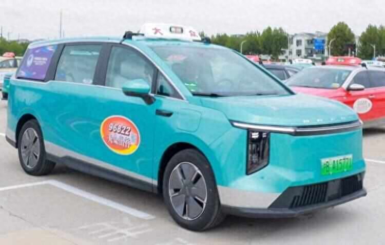 上海出租上新兩款車型:一款可放6件大行李箱