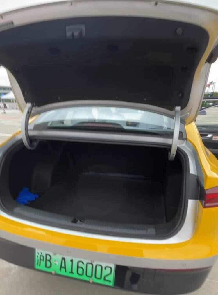 上海出租上新兩款車型:一款可放6件大行李箱