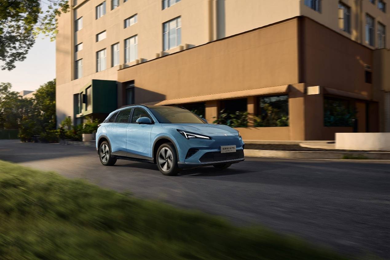 極狐全新阿爾法T5上市:驍龍8775芯片加持,智能座艙與續(xù)航雙升級(jí)