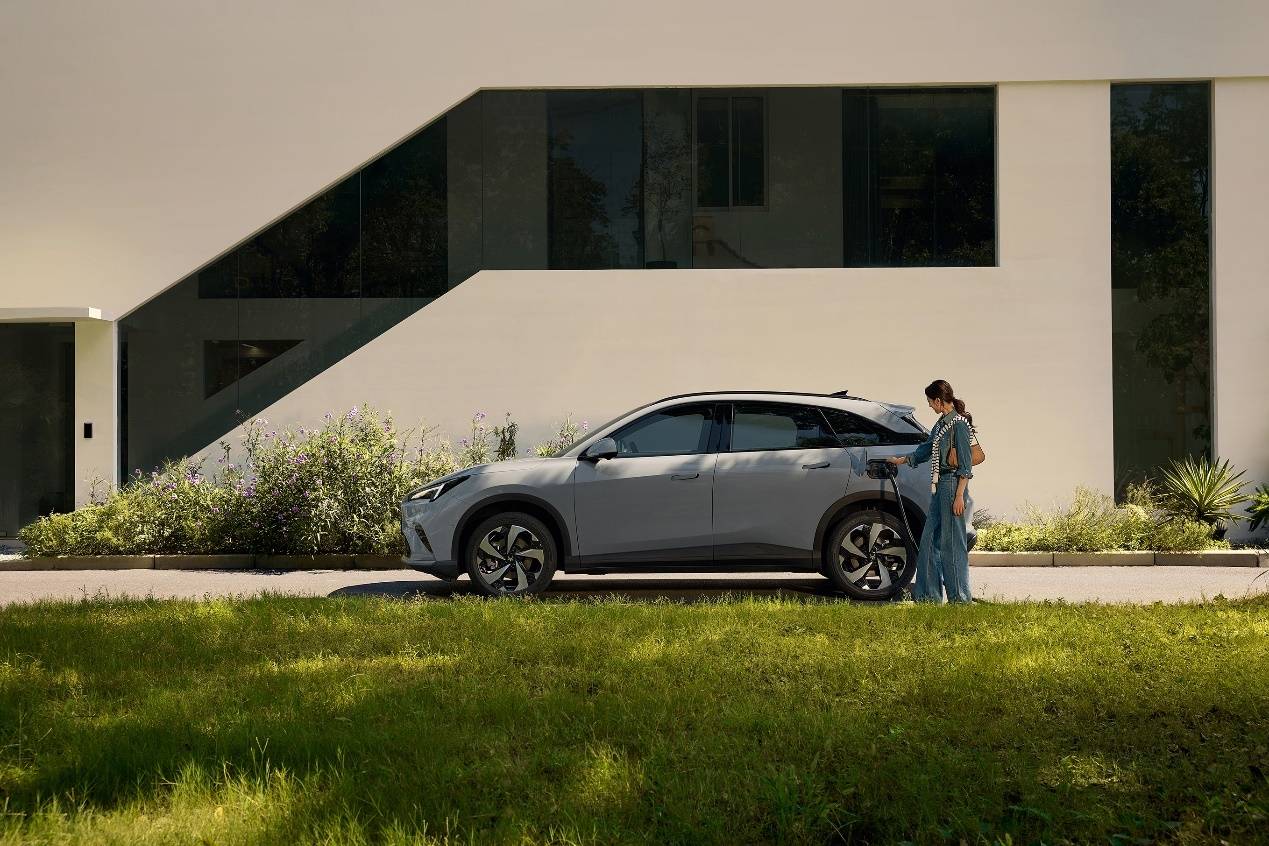 極狐全新阿爾法T5上市:驍龍8775芯片加持,智能座艙與續(xù)航雙升級(jí)